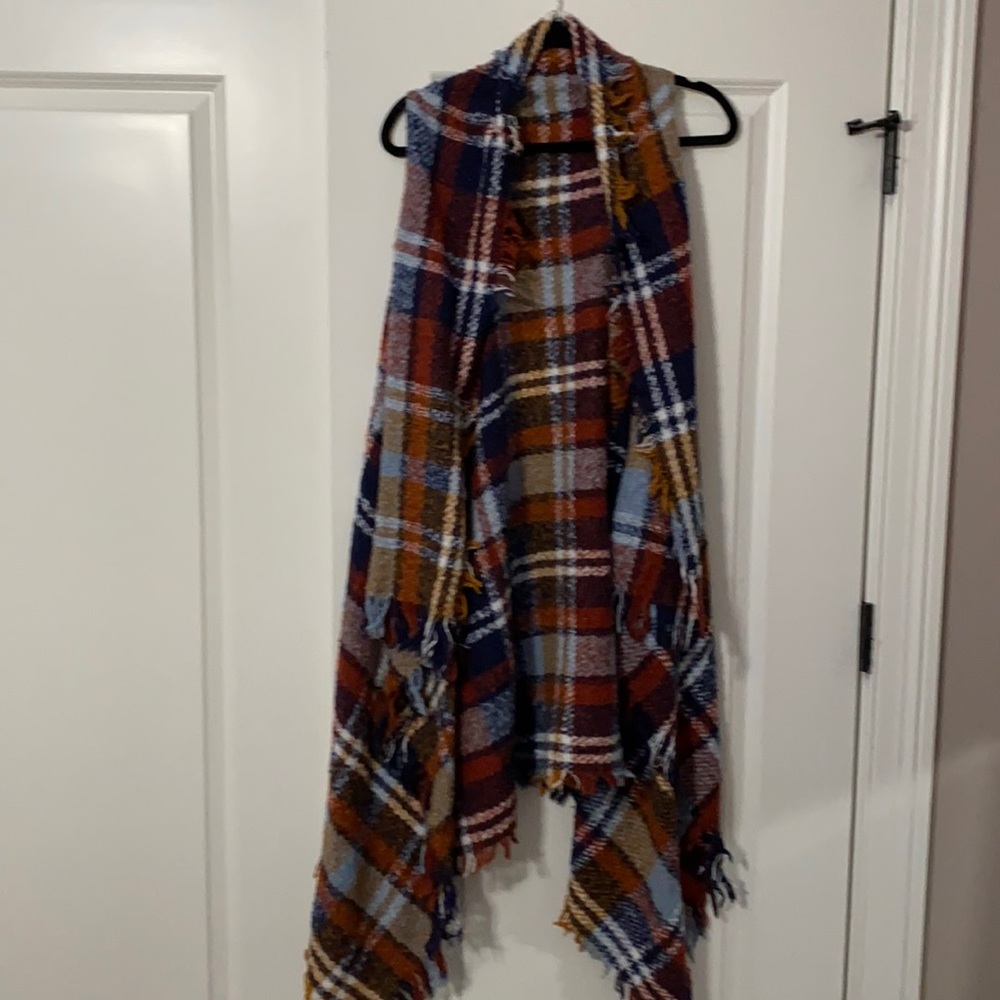 Paid sleeveless sweater.